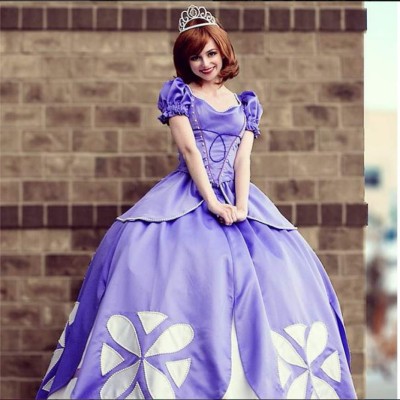 Joven gasta miles de dólares para transformarse en las princesas de Disney